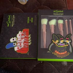 Simpson’s makeup brushes and palette